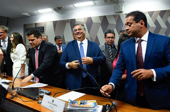 Flávio Dino (C) comemora aprovação na CCJ, entre Davi Alcolumbre e Weverton - Foto: Roque de Sá/Agência Senado