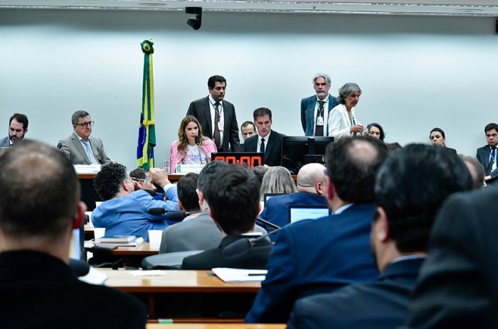 O relator da LDO, deputado Danilo Forte (2º à esq.), e a presidente da CMO, Daniella Ribeiro, durante a votação - Foto: Waldemir Barreto/Agência Senado