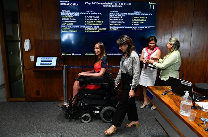 Mara, relatora, em frente ao painel de votações da Comissão de Esporte: Se o Brasil é hoje considerado uma das grandes potências do paradesporto, Robson é um dos responsáveis - Foto: Marcos Oliveira/Agência Senado